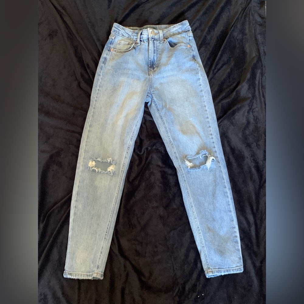 High rised ripped mom jeans